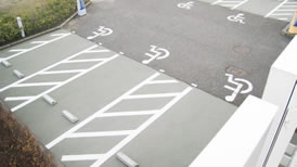 写真：身障者用駐車場